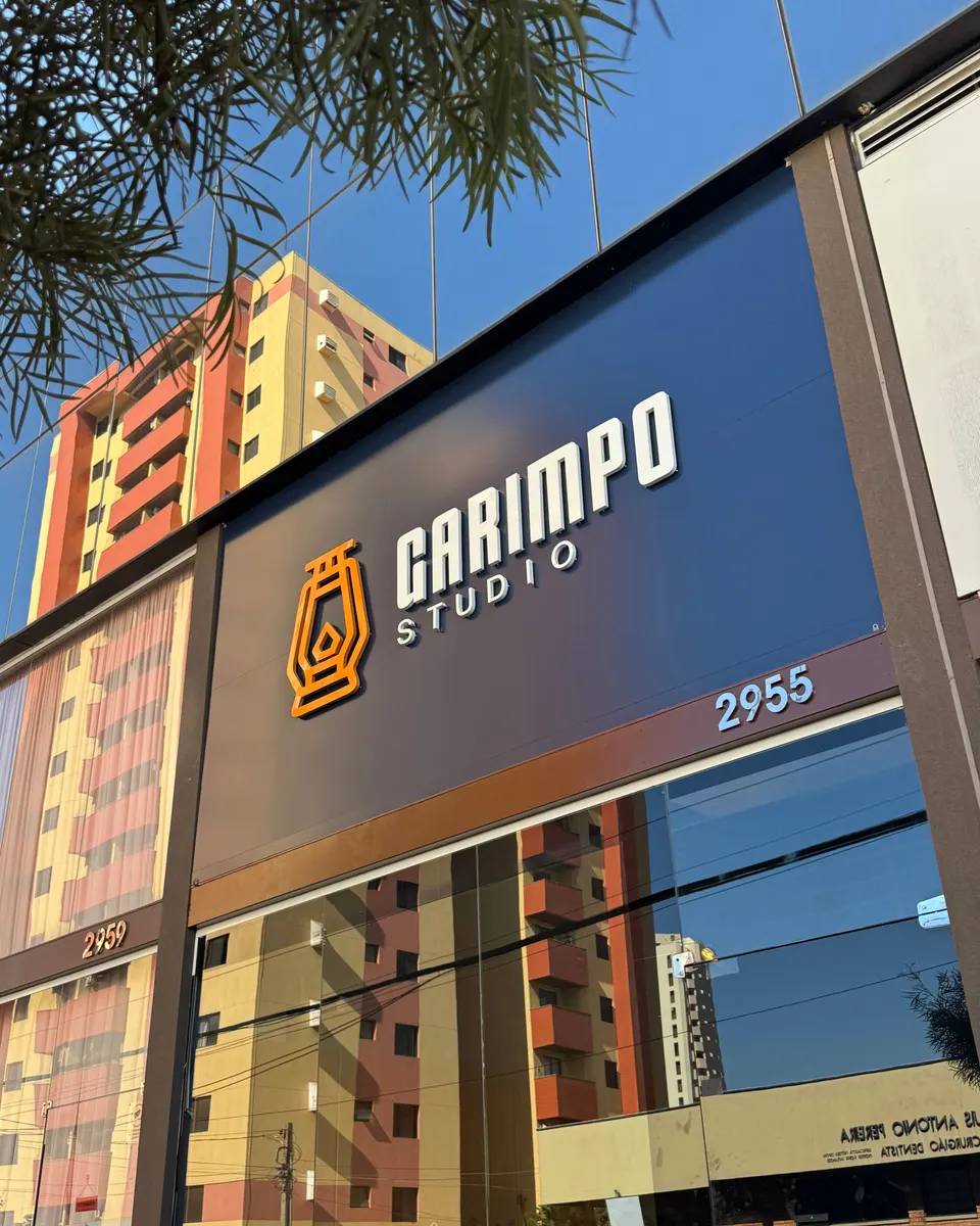Fachada do Garimpo Studio na Rua Redentora, 2955, com o letreiro da lanterna
